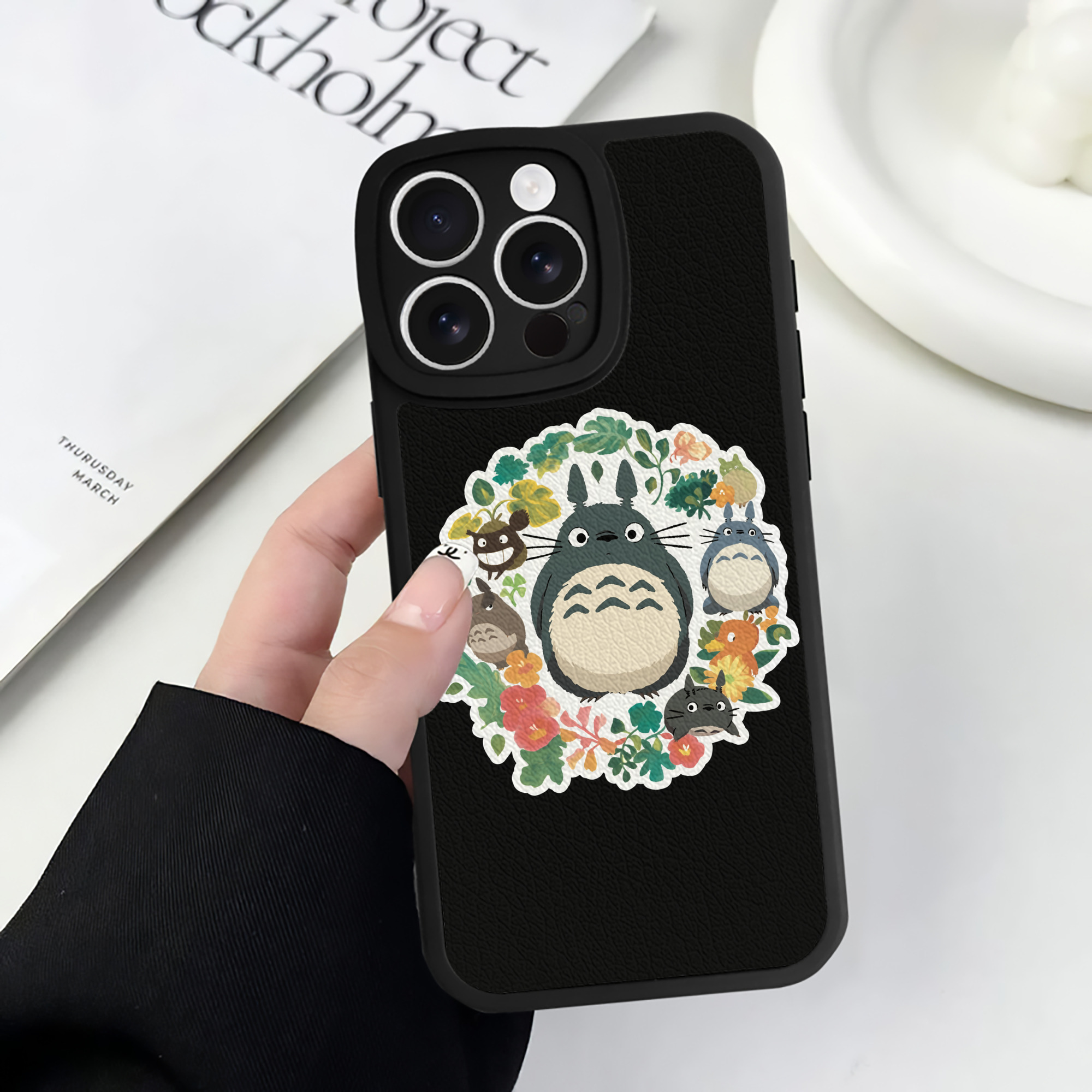 （画像用） となりのトトロ 草壁メイ 草壁サツキ My Neighbor Totoro Satsuki Kusakabe Mei Kusakabe 【iPhone 16シリーズ対応】シリコンスマホケース（レザー調） 材質：シリコン